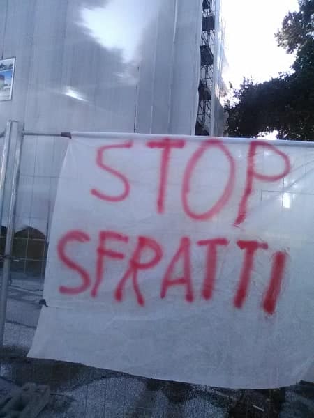 Sfratto con neonato rinviato. Striscione appeso alla Torre Matilde