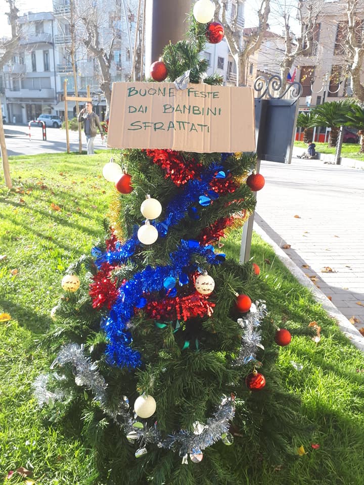 “Buone feste dai bambini sfrattati”, sit in con albero e babbo natale sotto al comune di Viareggio