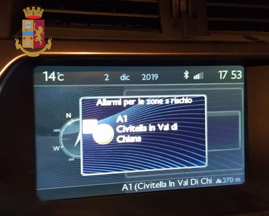 AREZZO Mettono l’alert sul navigatore per paura della Polstrada fermati in A1 con 300.000 euro nel doppiofondoFOTO 1
