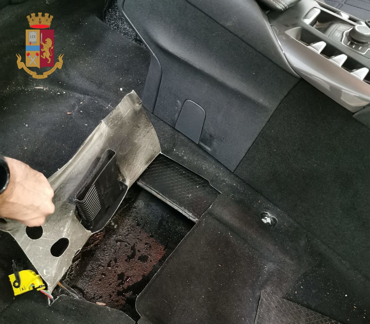 AREZZO Mettono l’alert sul navigatore per paura della Polstrada fermati in A1 con 300.000 euro nel doppiofondoFOTO 3