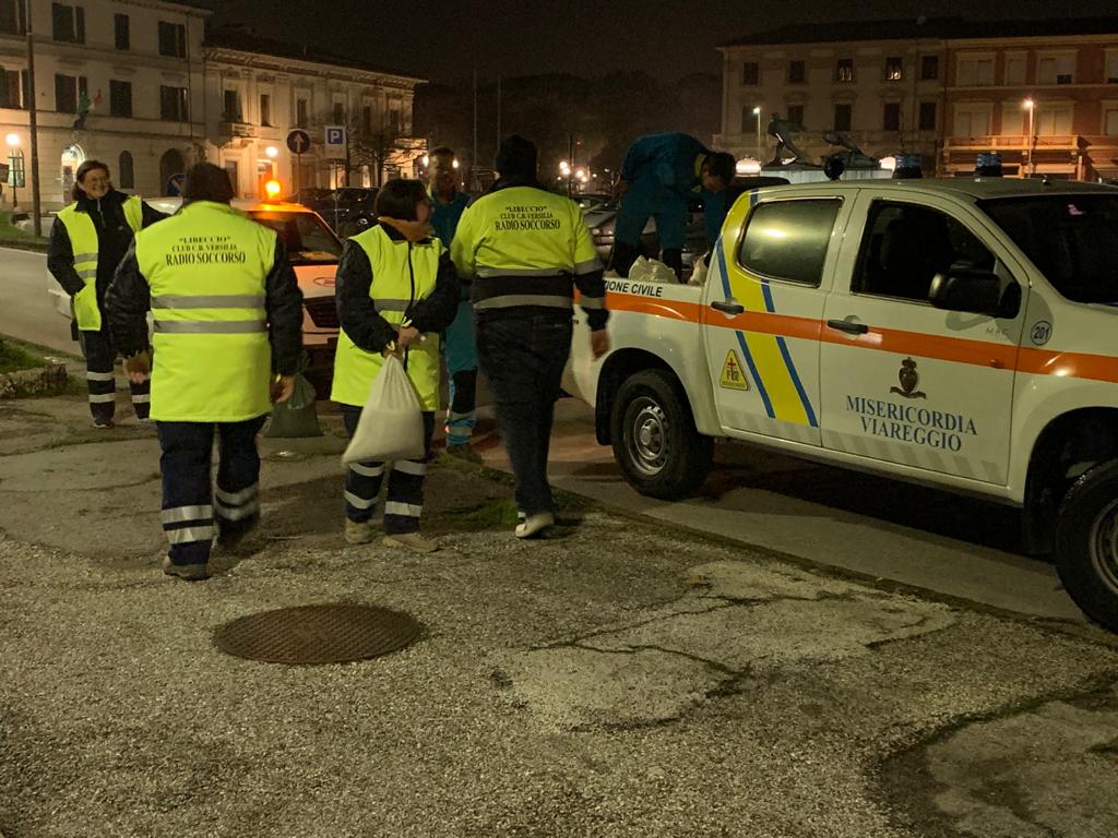 Maltempo a Viareggio: il mare invade i bagni, sacchi di sabbia lungo il Burlmacca e alberi caduti