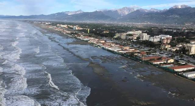 Codice arancione per mareggiate sulla costa, dalla Versilia a Piombino, fino alle 8 di lunedi