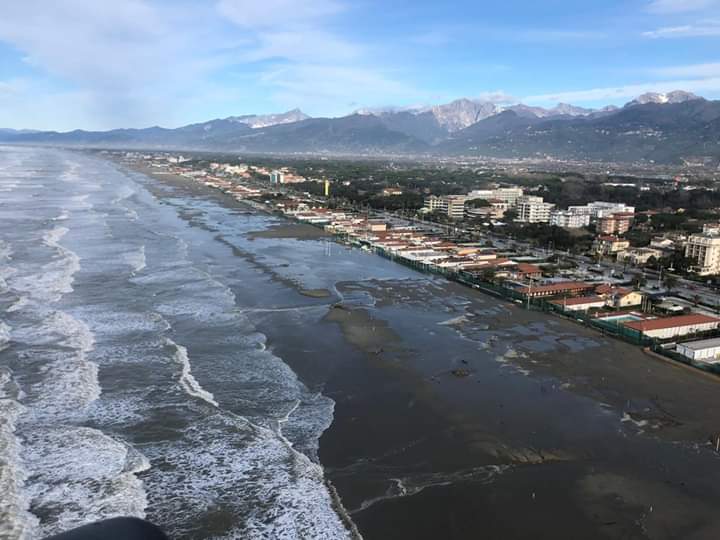 Codice arancione per mareggiate sulla costa, dalla Versilia a Piombino, fino alle 8 di lunedi