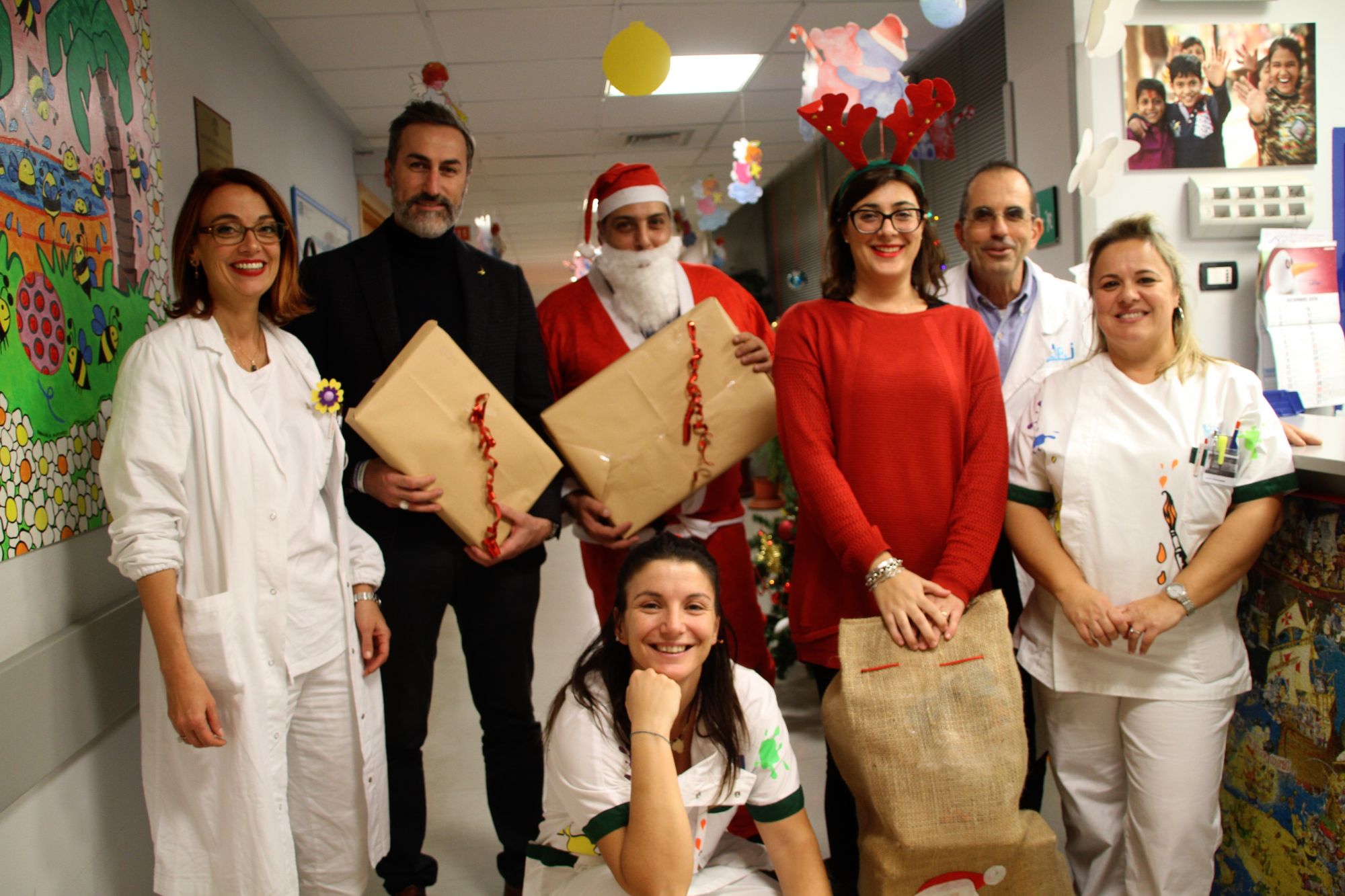 Regali per i bambini ricoverati in pediatria all’ Ospedale Versilia, in corsia arriva Babbo Natale
