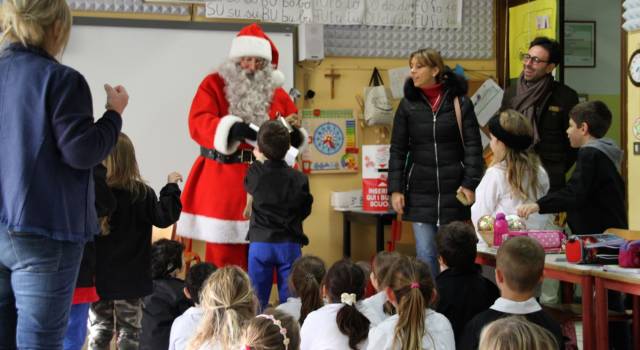 Babbo Natale tra i banchi di scuola a Pietrasanta con un compito…speciale, addobbare il suo abete in Piazza Crispi