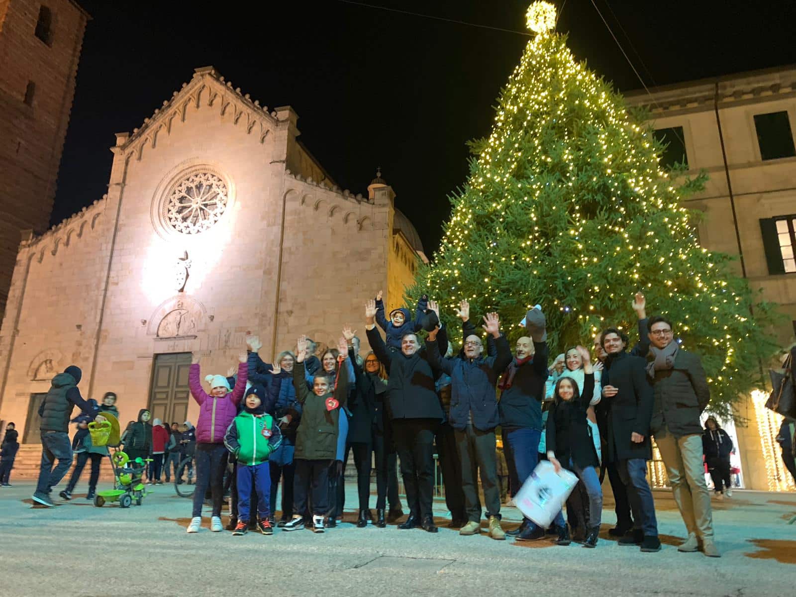 Accesso il grande abete in Piazza Duomo, un mese di eventi formato famiglia