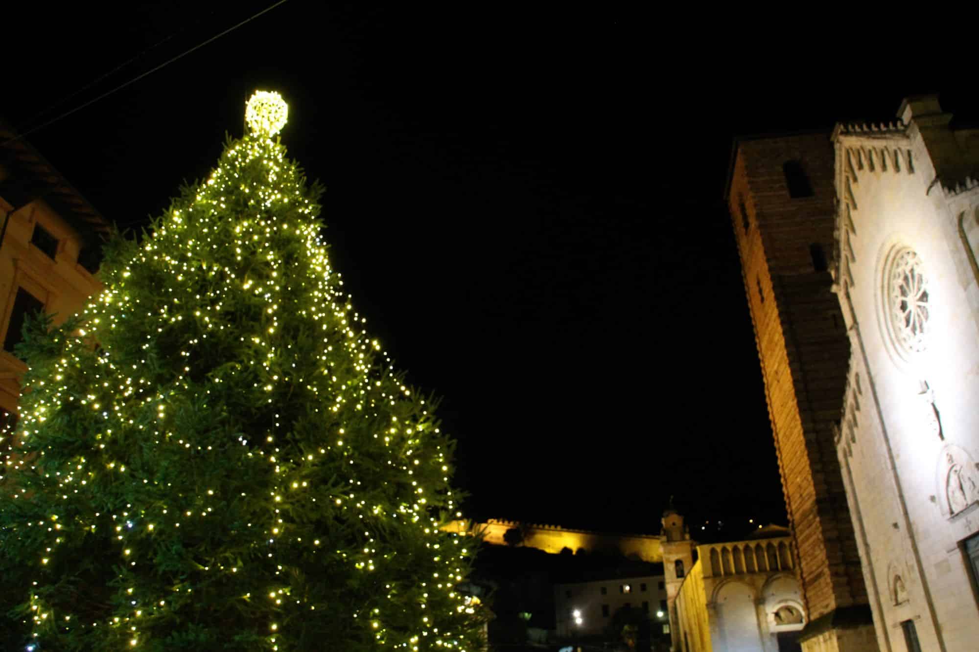 In Piazza Crispi la Casa di Babbo Natale, Pietrasanta è il paese dei…bambini