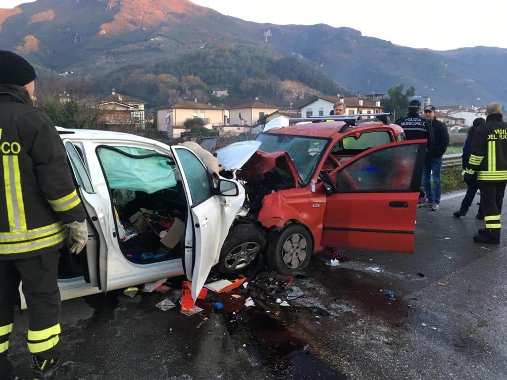 Frontale a Camaiore, tre feriti