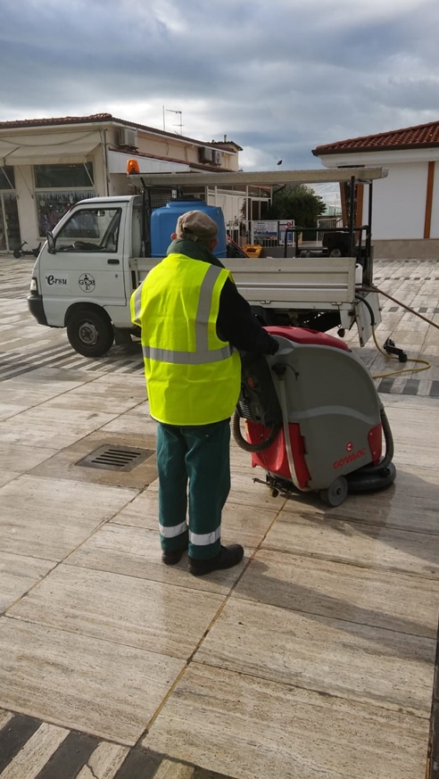 Pulizia straordinaria della passeggiata di Lido di Camaiore