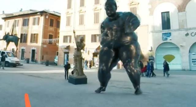 Il Guerriero di Botero aspirante ballerino. In un video su Facebook l&#8217;esilarante coreografia