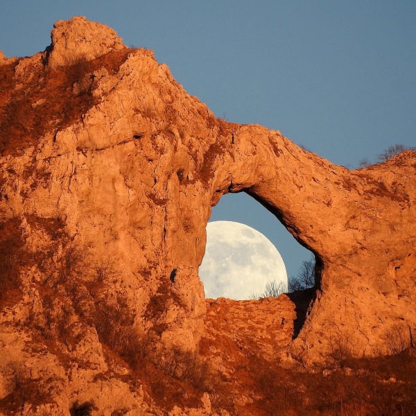 La Luna dentro al Forato: Pruno presa d’assalto da fotografi