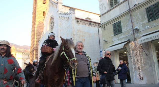 Tradizioni: arriva la Befana… festa doppia a Tonfano e centro storico a Pietrasanta