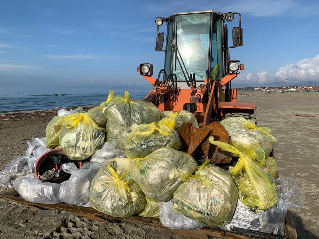 Foto raccolta spiaggia rifiuti Pietrasanta 2