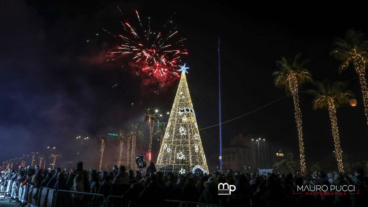 Viareggio saluta il nuovo anno vista mare: tutte le foto di Mauro Pucci