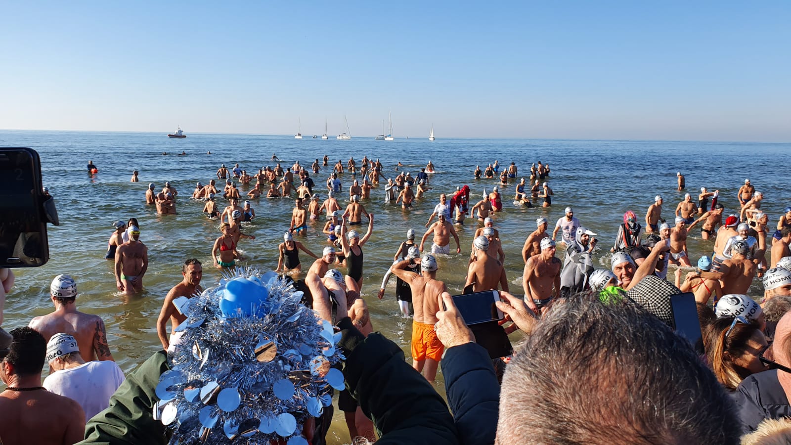 Il tuffo di Capodanno a Viareggio: battuto il record! Fotogallery di Mauro Pucci