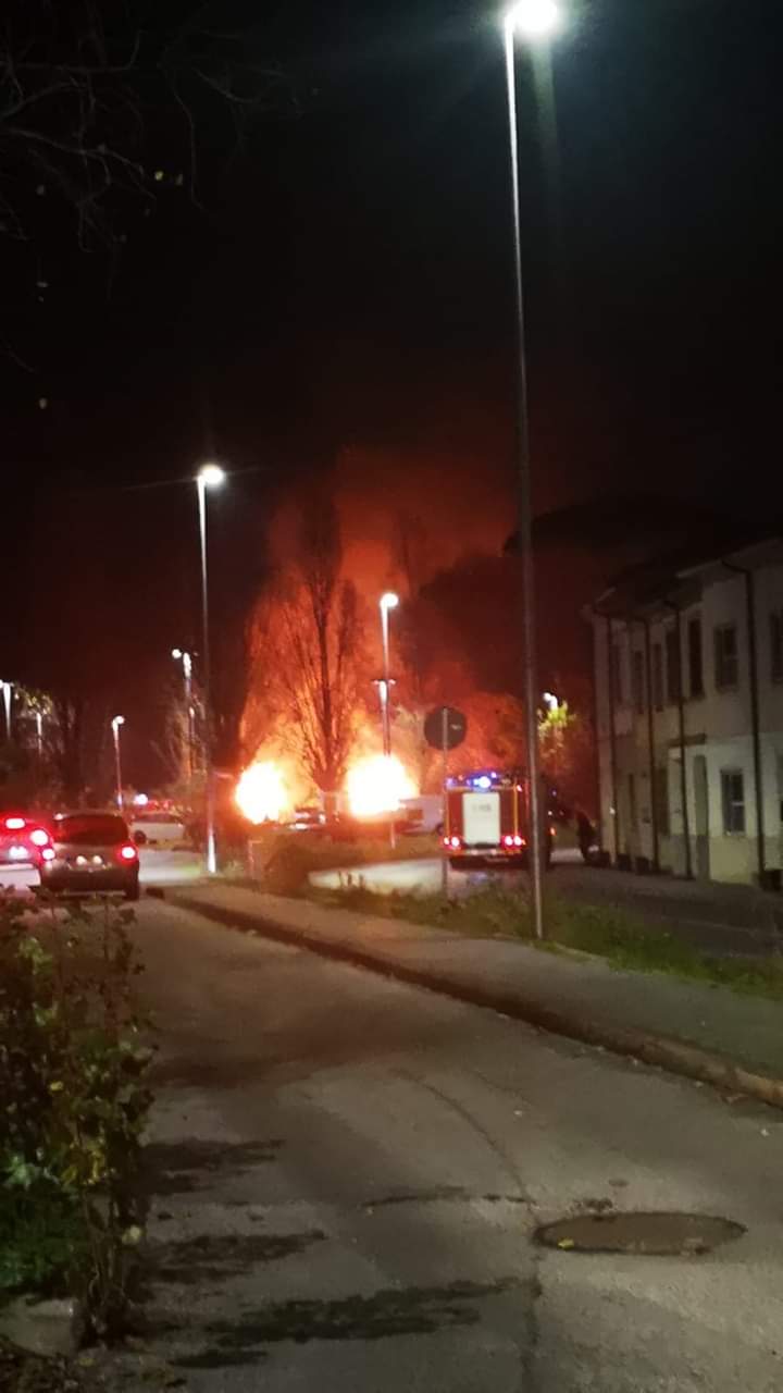 Roulotte a fuoco in via Pisano