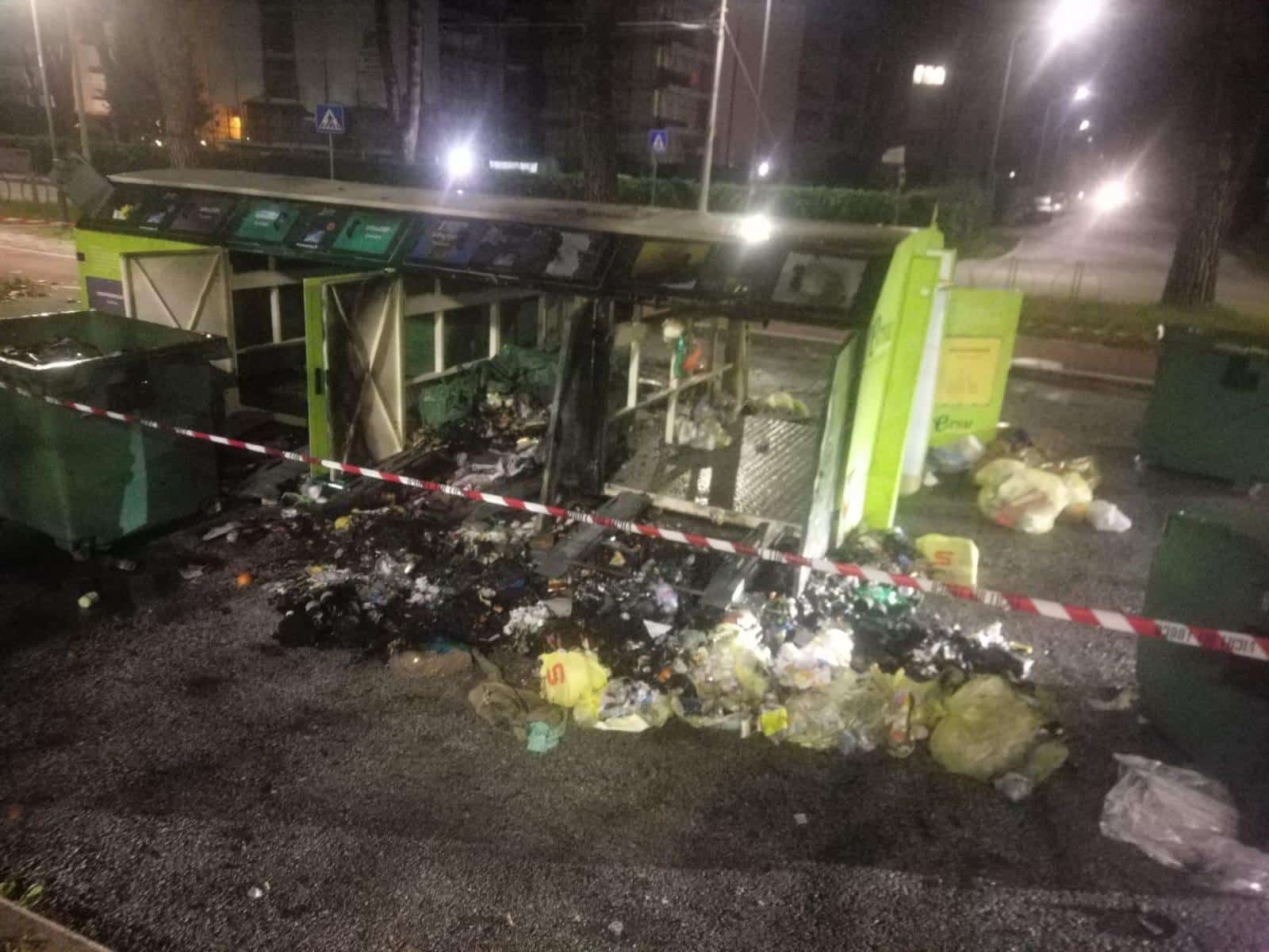 A fuoco l’isola ecologica a Lido di Camaiore, danni ingenti