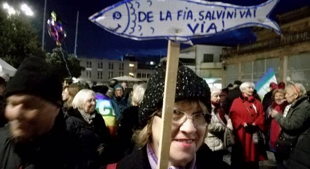 Sardine a Viareggio per la pace: &#8220;Delafia Salvini, vai via&#8221;
