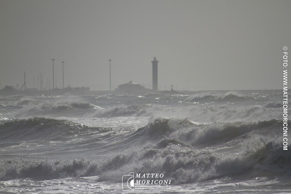 La mareggiata in Versilia nei clic di Matteo Moriconi