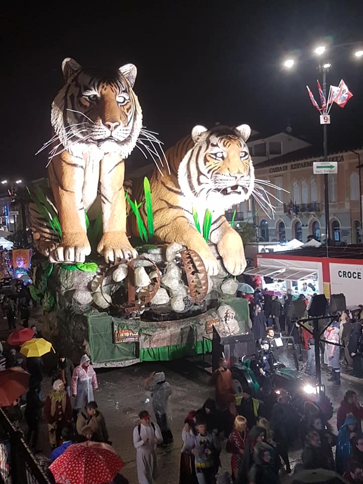 Greta, Trump, Salvini e un gigantesco Ronald sui carri allegorici del Carnevale di Viareggio 2020.