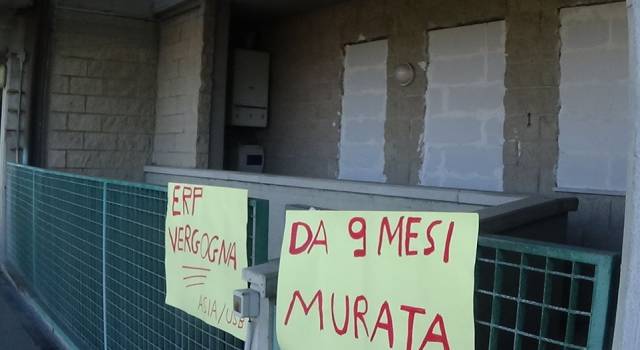 Blitz di AS.I.A. al quartiere Fontanini in una casa murata da nove mesi per denunciare le non assegnazioni delle case da parte di ERP
