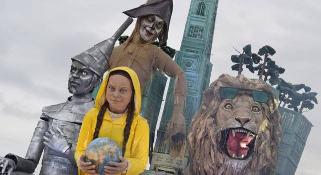 In 50mila al secondo corso del Carnevale: tra i presenti anche il Vescovo di Lucca