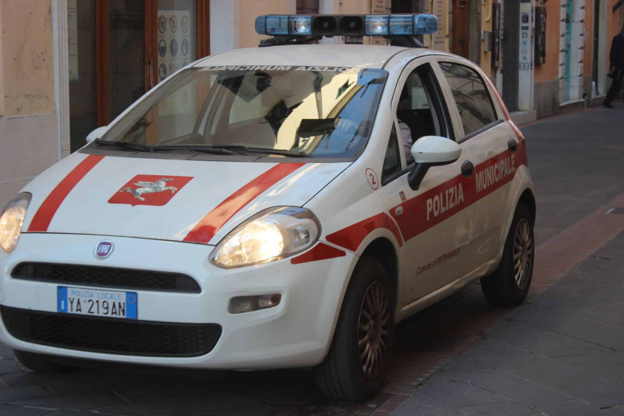 Rischia di investire agente municipale per sfuggire a controlli, denunciato