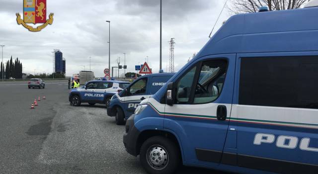 Alla guida di un camion trasporta escavatore rubato