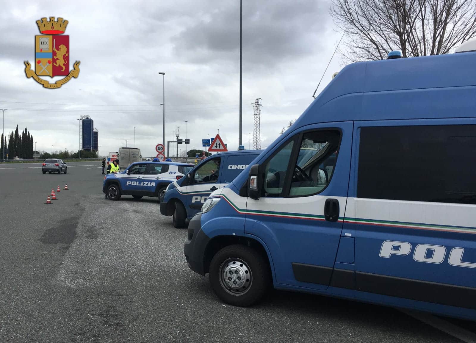 Alla guida di un camion trasporta escavatore rubato