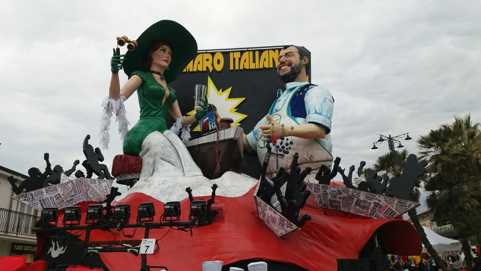 Salvini in visita alla Cittadella del Carnevale, su FB l’hashtag: “#edoardoceragiolichiudilhangar”