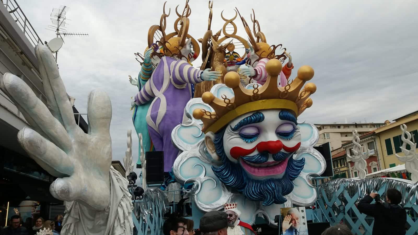 Carnevale di Viareggio, dai viali a mare le primi immagini dei carri al secondo corso