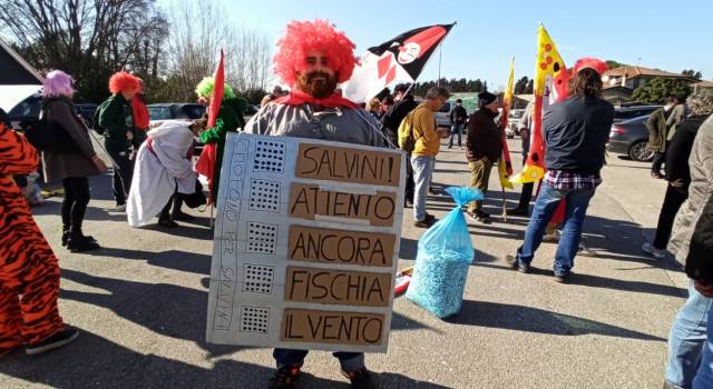 Colorati, in maschera e con gli striscioni: la contestazione a Salvini va in scena in Cittadella