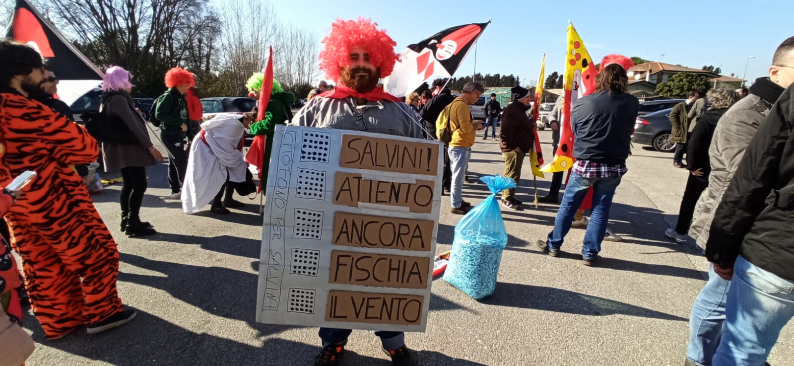 Colorati, in maschera e con gli striscioni: la contestazione a Salvini va in scena in Cittadella