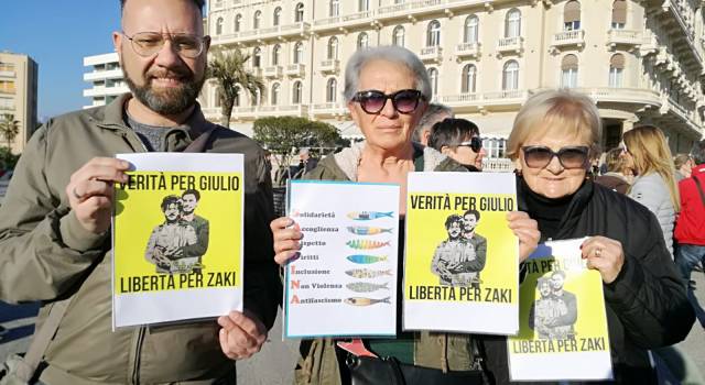 Sardine in piazza a Viareggio per contestare Matteo Salvini: &#8220;La Toscana è già libera&#8221;: i due video