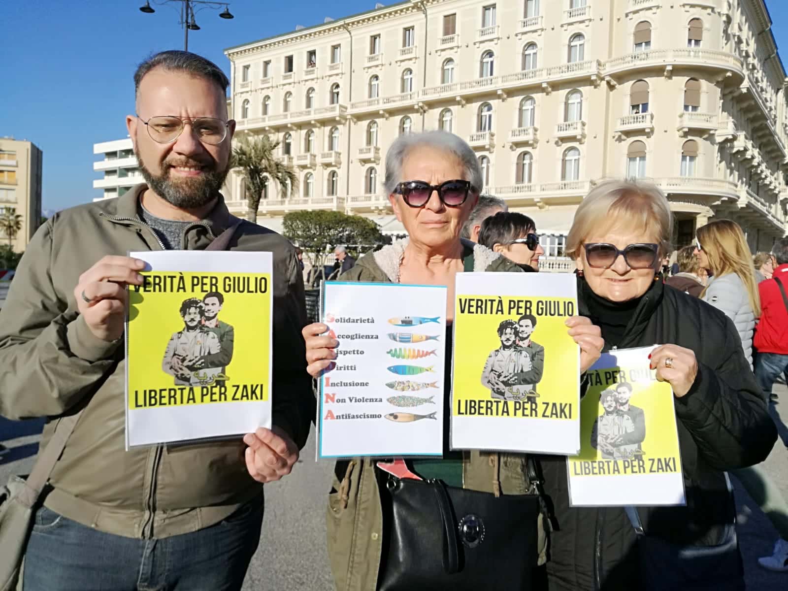 Sardine in piazza a Viareggio per contestare Matteo Salvini: “La Toscana è già libera”: i due video