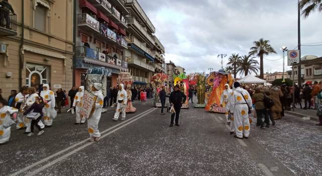 Martedi grasso. Venezia e Ivrea annullano, Viareggio sfida il Coronavirus: le foto di Raffaelle Carnevale