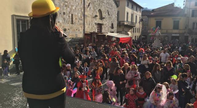 Folla in centro per il Carnevale a Camaiore