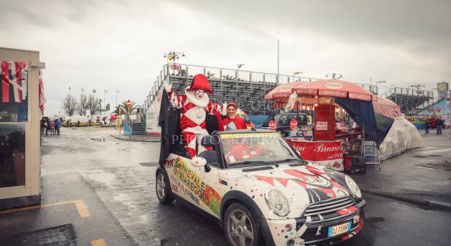 Carnevale di Viareggio 1°atto, la pioggia rovina l’incasso: 100mila euro al botteghino