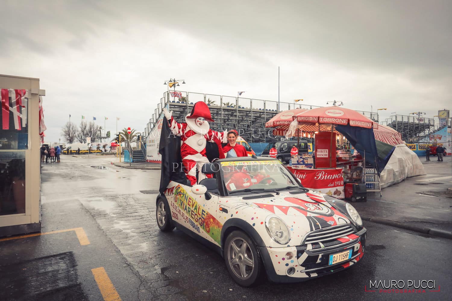 Carnevale di Viareggio 1°atto, la pioggia rovina l’incasso: 100mila euro al botteghino