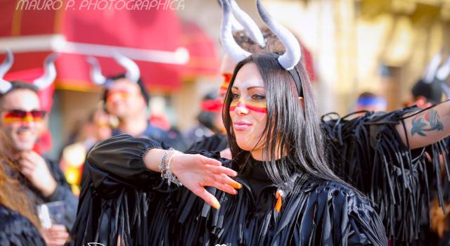Venezia e Ivrea annullano il Carnevale, a Viareggio si fa: domani corso mascherato, premiazioni e fuochi