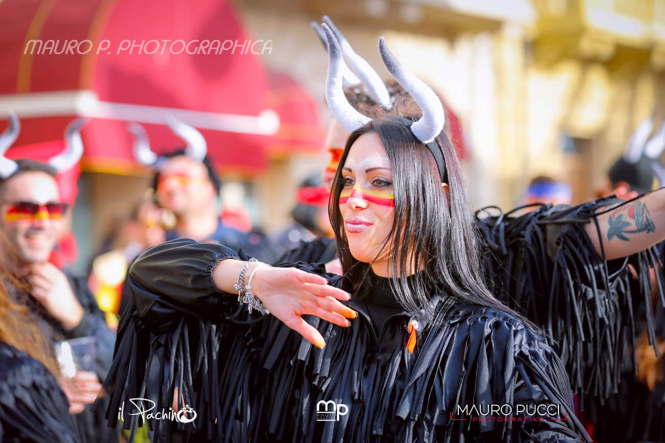 Venezia e Ivrea annullano il Carnevale, a Viareggio si fa: domani corso mascherato, premiazioni e fuochi