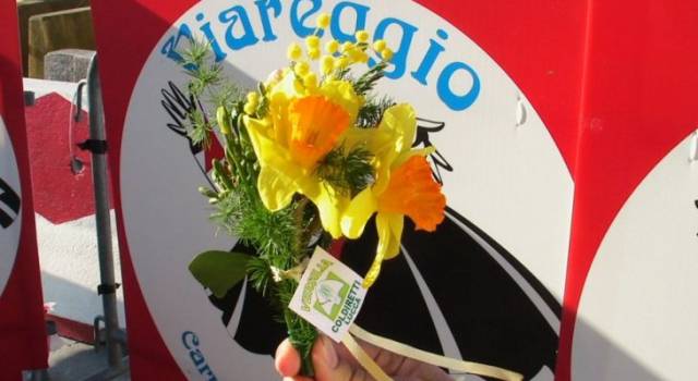 Martedi grasso, Coldiretti regala fiori e palloncini al popolo del Carnevale di Viareggio