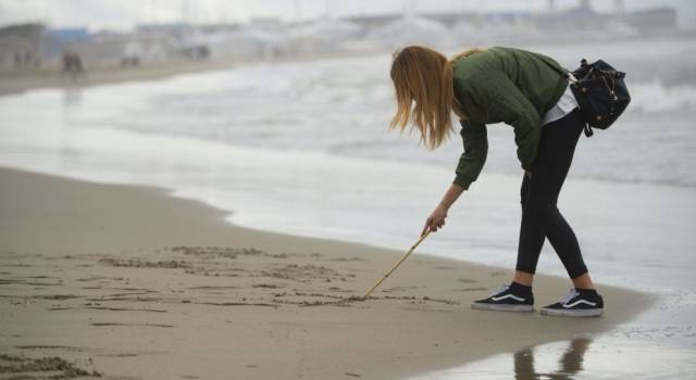 Il rito scaramantico della maturità sfida il Coronavirus, giovani in spiaggia