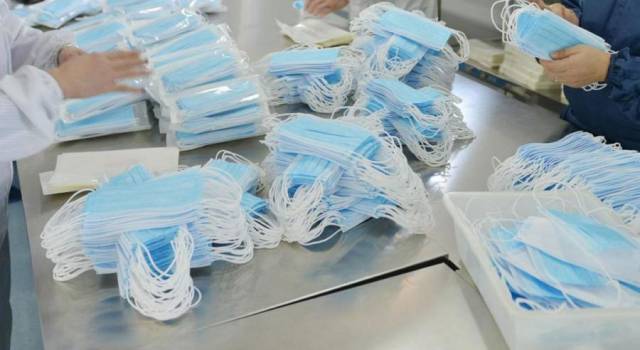 Il Comune di Pietrasanta distribuisce 123 mila mascherine, ecco modalità, calendario e punti di ritiro