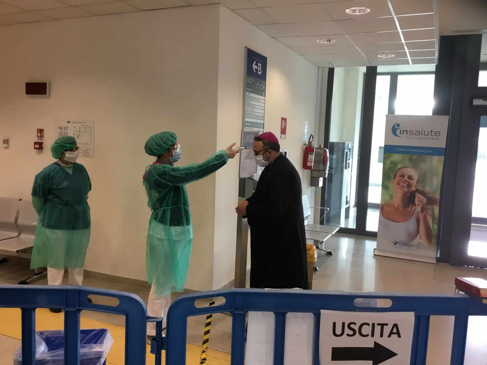 Coronavirus, il messaggio del Vescovo a tutti i pazienti ed operatori dell’ospedale San Luca e la benedizione ai nuovi posti letto a “Campo di Marte”