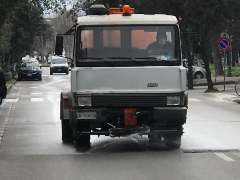 Coronavirus, prosegue la sanificazione di Viareggio: Sea in Pineta e in centro (tutte le foto)