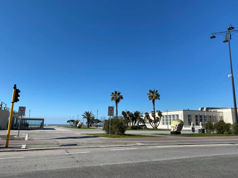 Coronavirus, Viareggio deserta vista dal drone: il video