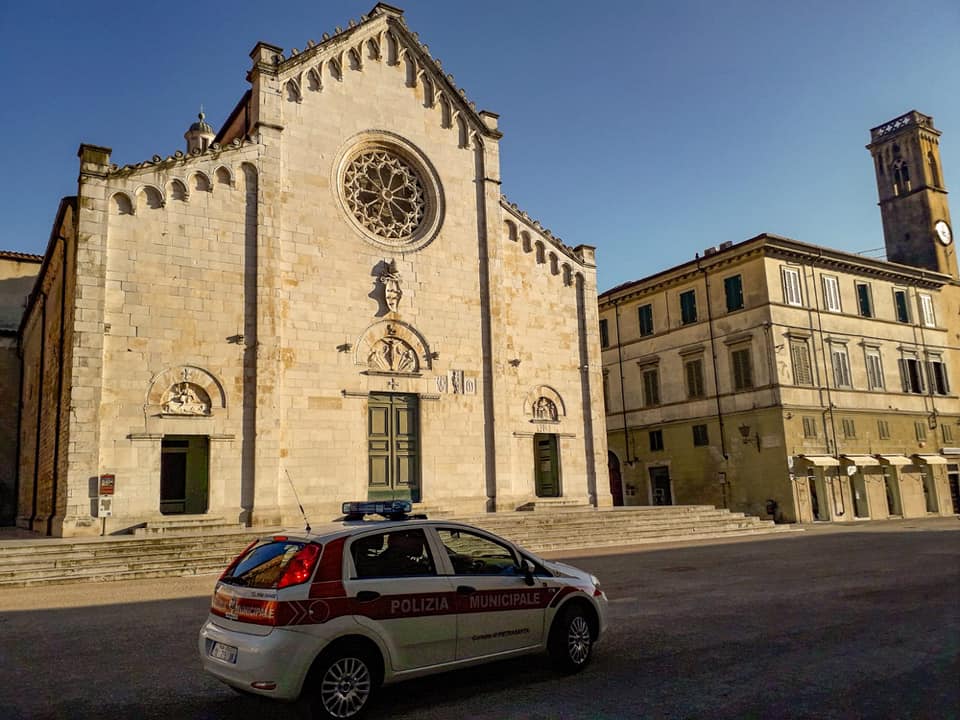 Il comandante della Municipale di Pietrasanta: “State a casa, aiutateci. Anche noi siamo come voi”