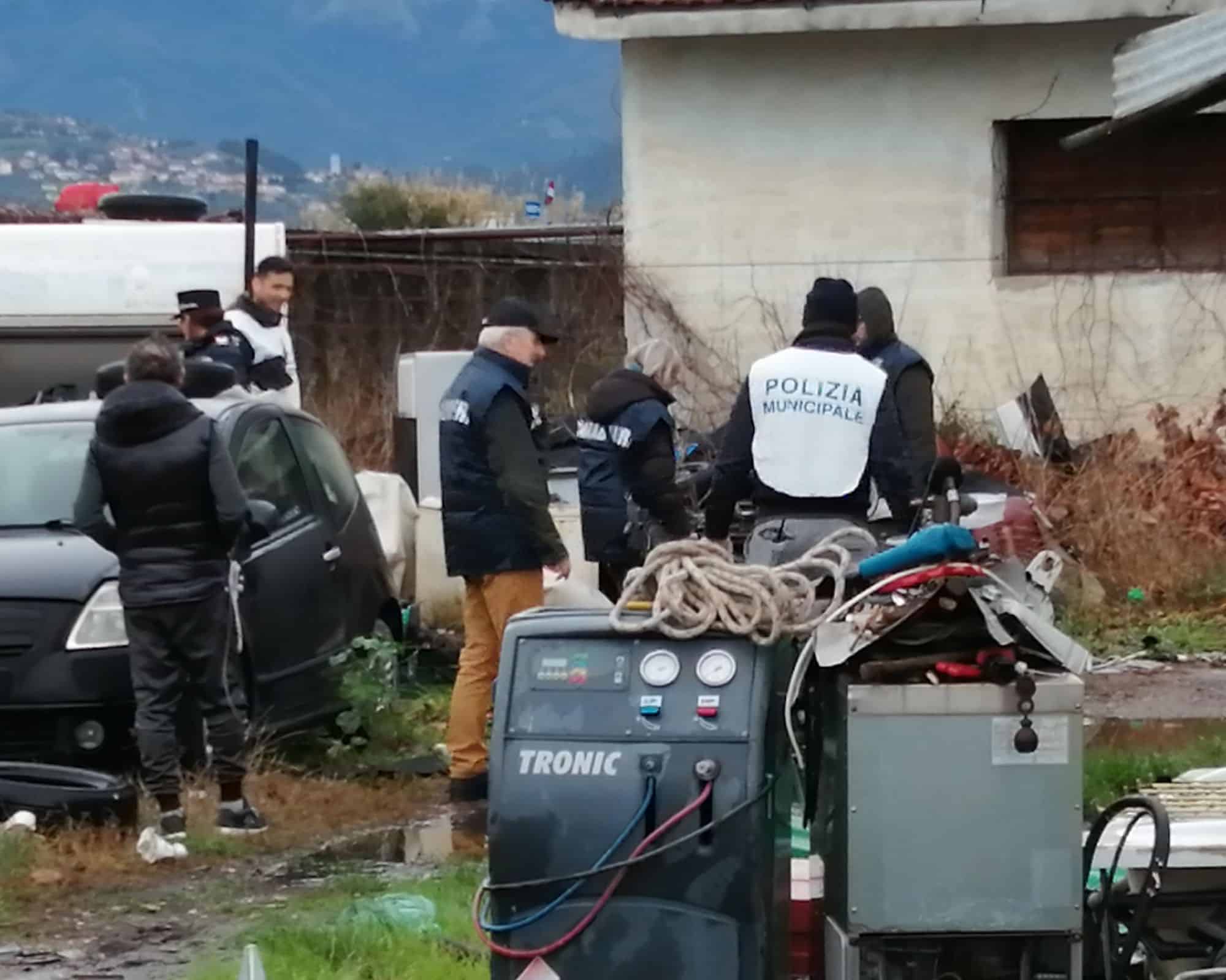 Discarica e autorottamazione abusive a Viareggio, scatta il sequestro