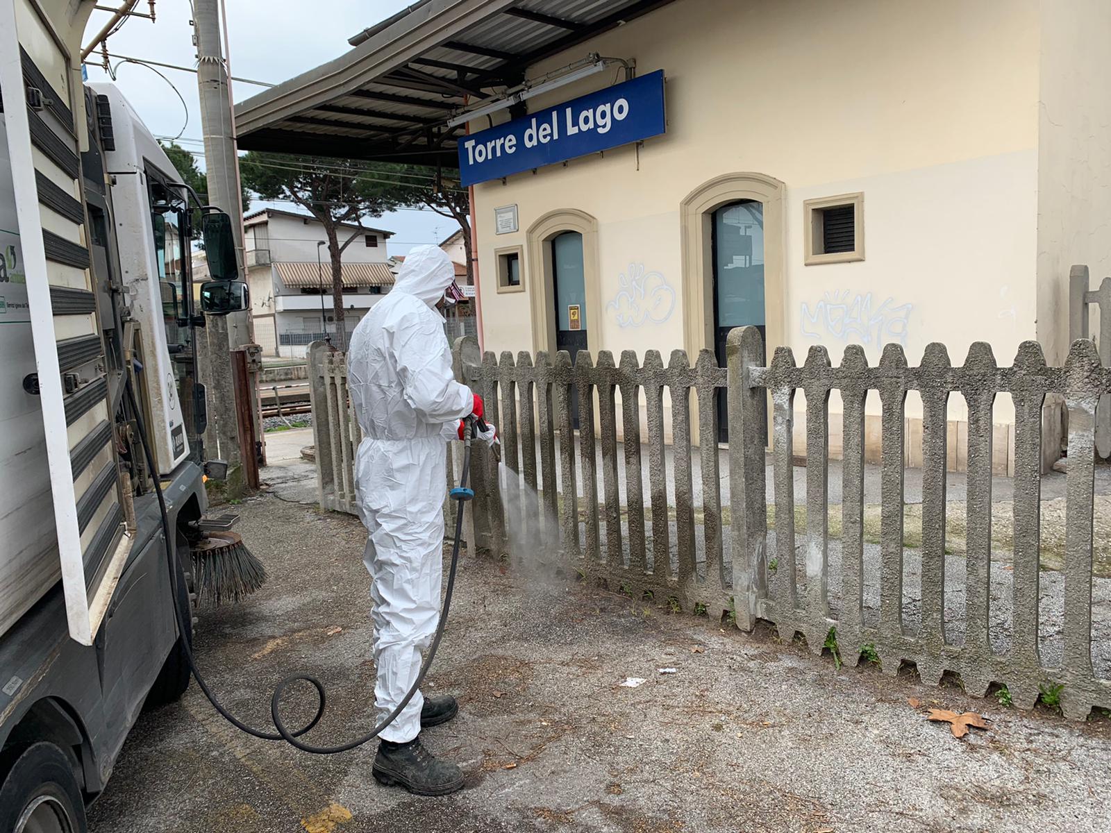 Coronavirus, Sea al lavoro per sanificare Viareggio e Torre del Lago con un germicida